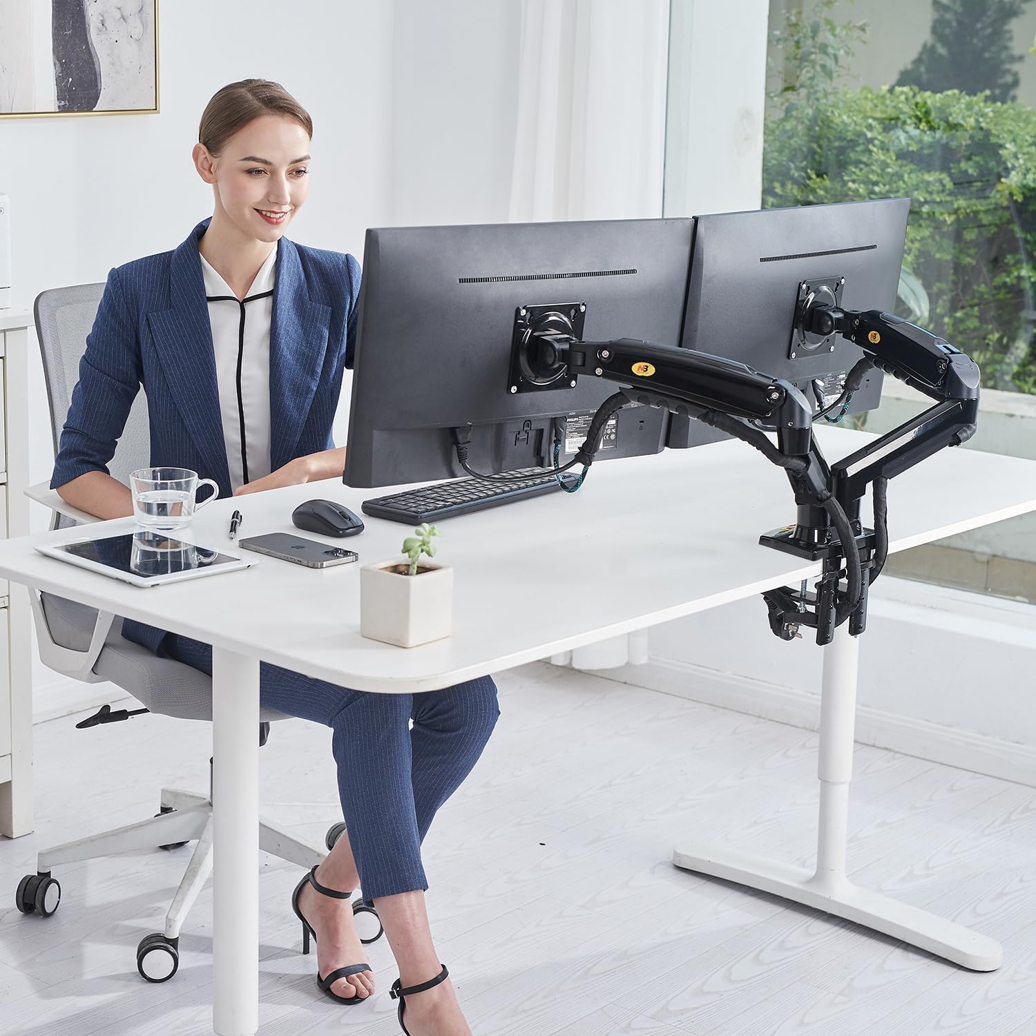 حامل شاشتين مثبت بحافة مكتب — Dual monitor mount clamped to a desk